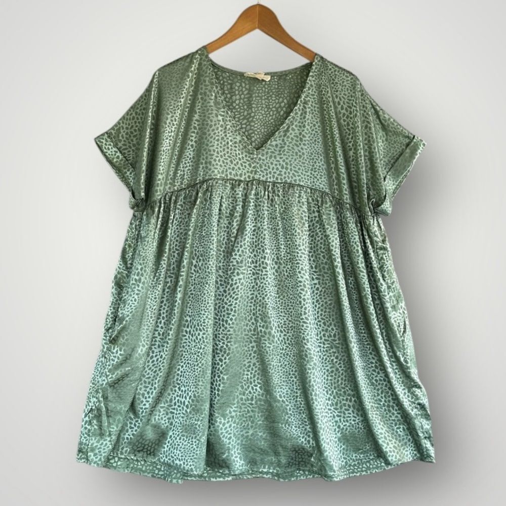 Relaxed V-Neck Green Animal-Print Dress